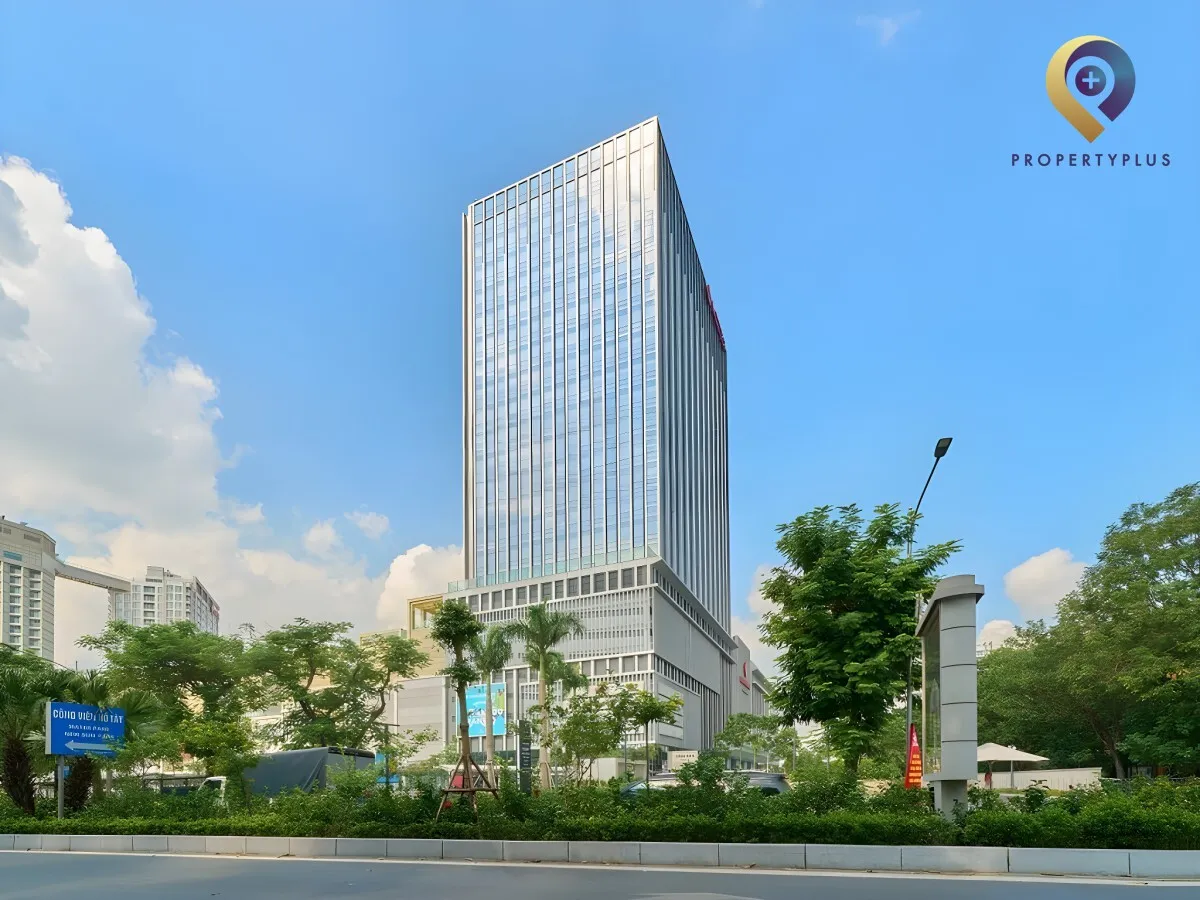 Toàn cảnh tòa nhà Lotte Mall West Lake Hanoi nhìn từ công viên phía trước.